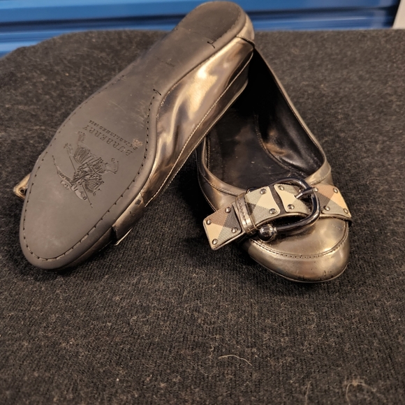 Burberry Flats 35% off retail - Picture 1 of 1